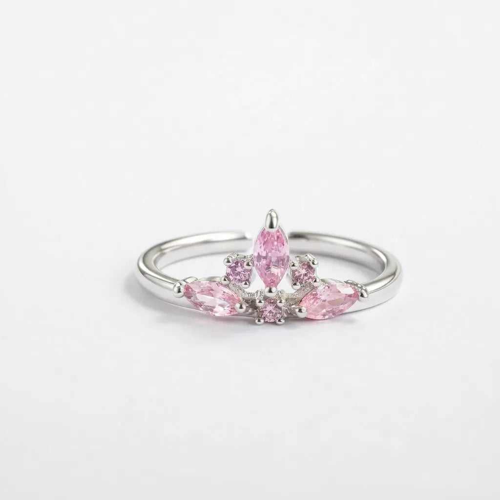 Bague Couronne Princesse ajustable acier argenté zircons roses fond blanc — Jewelry by Kitana