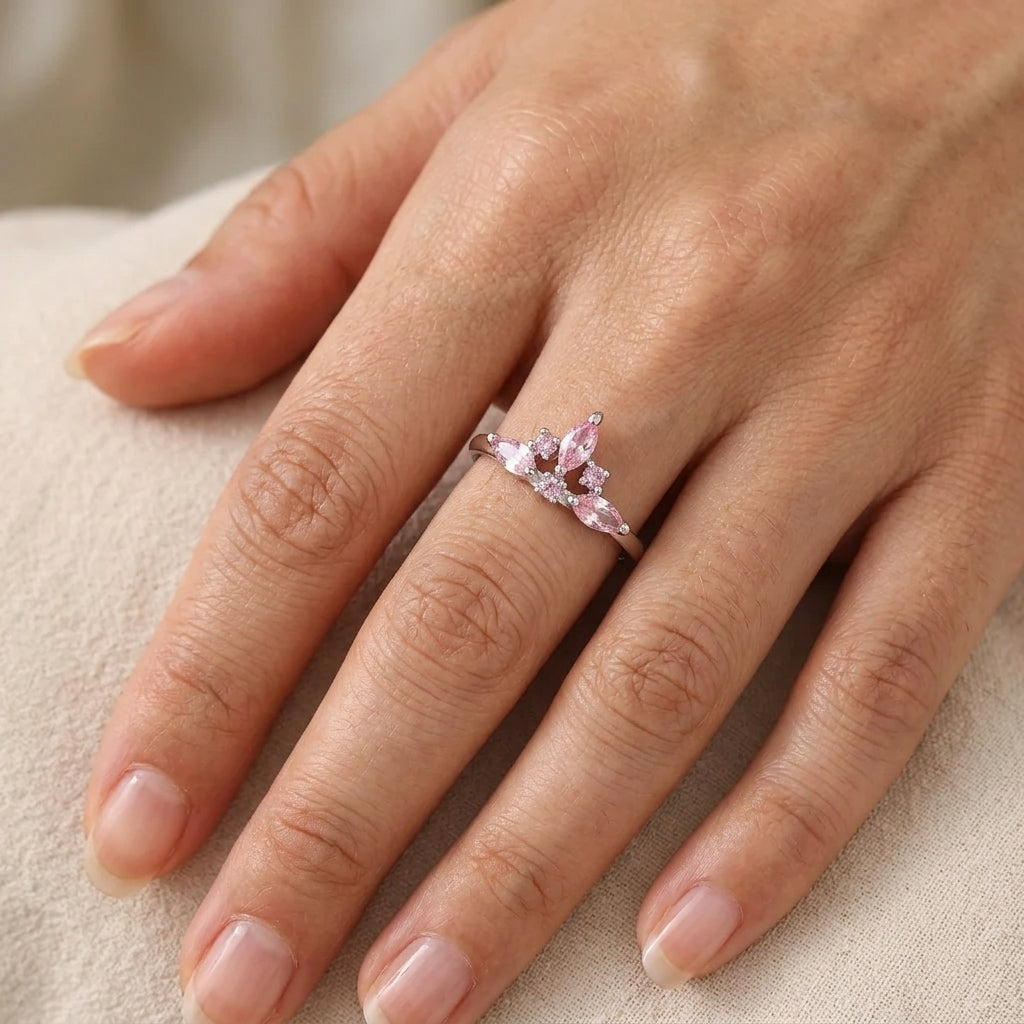 Bague Couronne Princesse ajustable argentée zircons roses portée sur main — Jewelry by Kitana