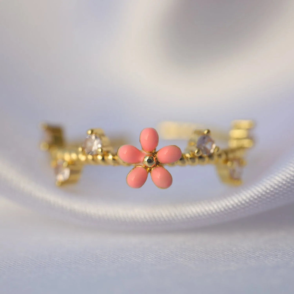 Bague réglable fleur corail émaillée, pétales roses, décor cristaux, monture plaqué or