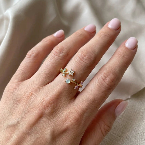 Bague ajustable plaquée or 18K, branche florale pastel avec pierres colorées