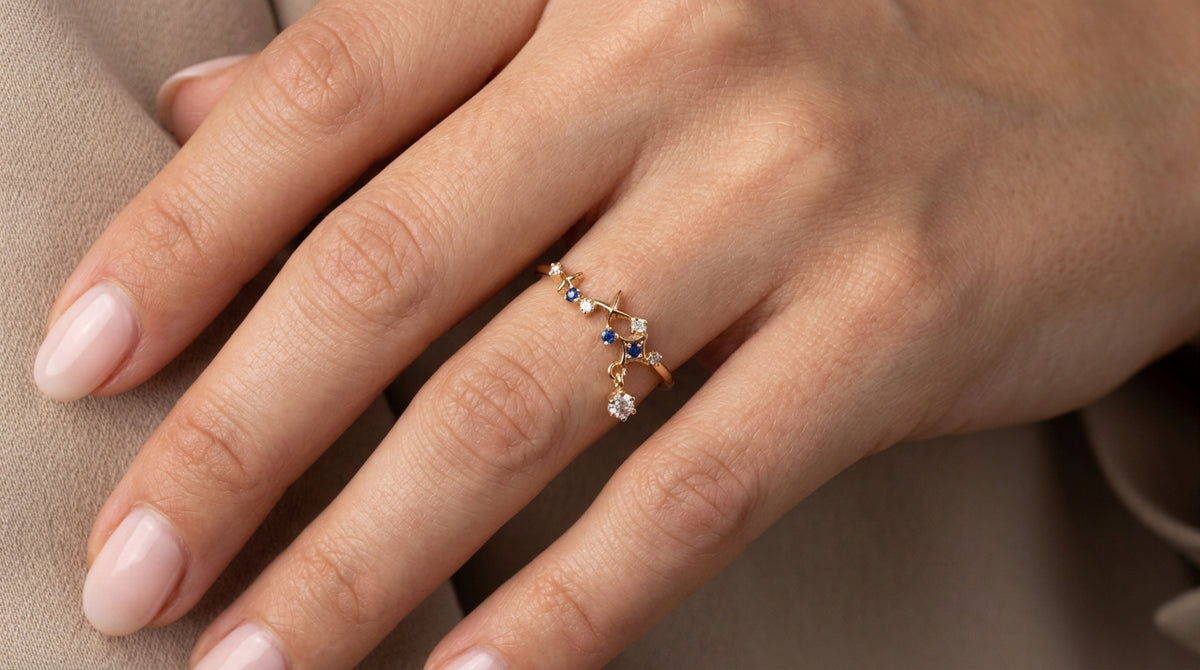 Bague ajustable plaquée or étoile céleste avec zircons bleu saphir et pampille pendante scintillante — Jewelry by kitana