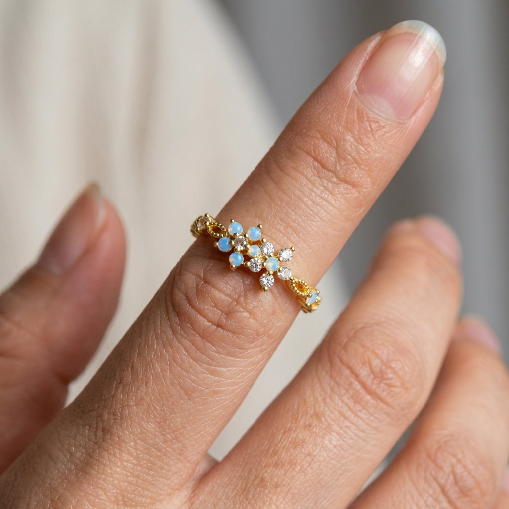 Bague ajustable dorée portée au doigt, fleurs opales bleues et cristaux blancs scintillants, anneau perlé – Jewelry by Kitana
