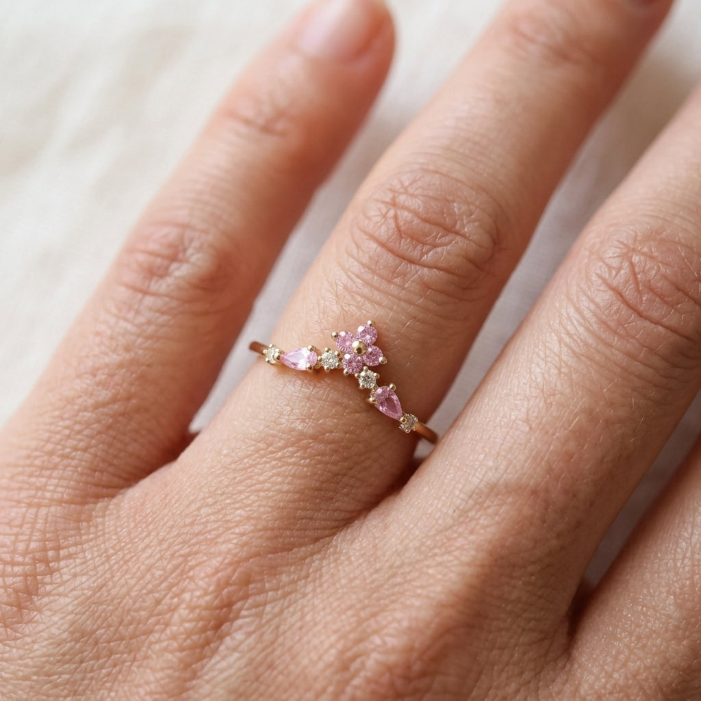 Bague ajustable dorée portée au doigt, diadème floral avec zircons rose tendre en forme de poire et cristaux blancs scintillants – Jewelry by Kitana