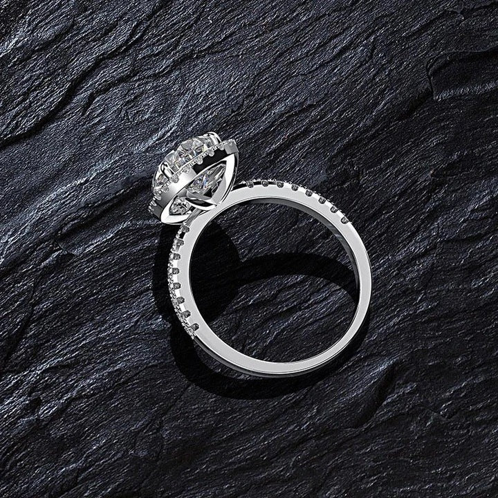 Bague solitaire argentée zircon blanc,  présentée sur un support
