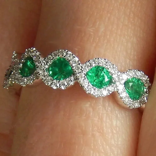 Gros plan bague alliance zircons émeraude halo pavé blanc plaquée argent — Jewelry by Kitana