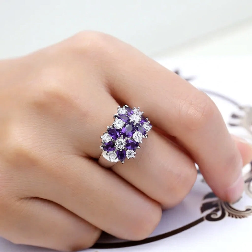 Femme portant une bague bouquet zircons violets et cristal blanc argentée acier inoxydable — Jewelry by Kitana
