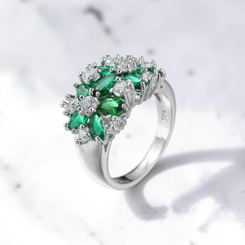 Bague cocktail argentée bouquet zircons vert émeraude et cristal blanc gros plan sur marbre — Jewelry by Kitana
