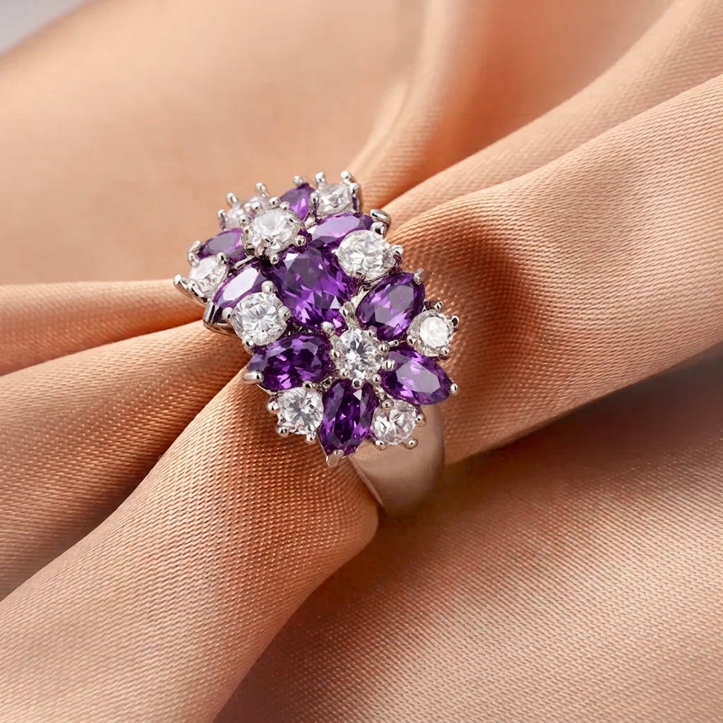 Bague cocktail argentée bouquet zircons violets et cristal blanc gros plan sur tissu — Jewelry by Kitana