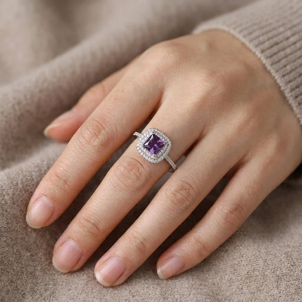 Femme portant une bague solitaire double halo zircon violet carré et cristal blanc argentée ajustable — Jewelry by Kitana

