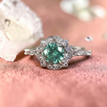 Bague solitaire halo floral argentée avec pierre centrale vert d'eau et zircons blancs — Jewelry by Kitana