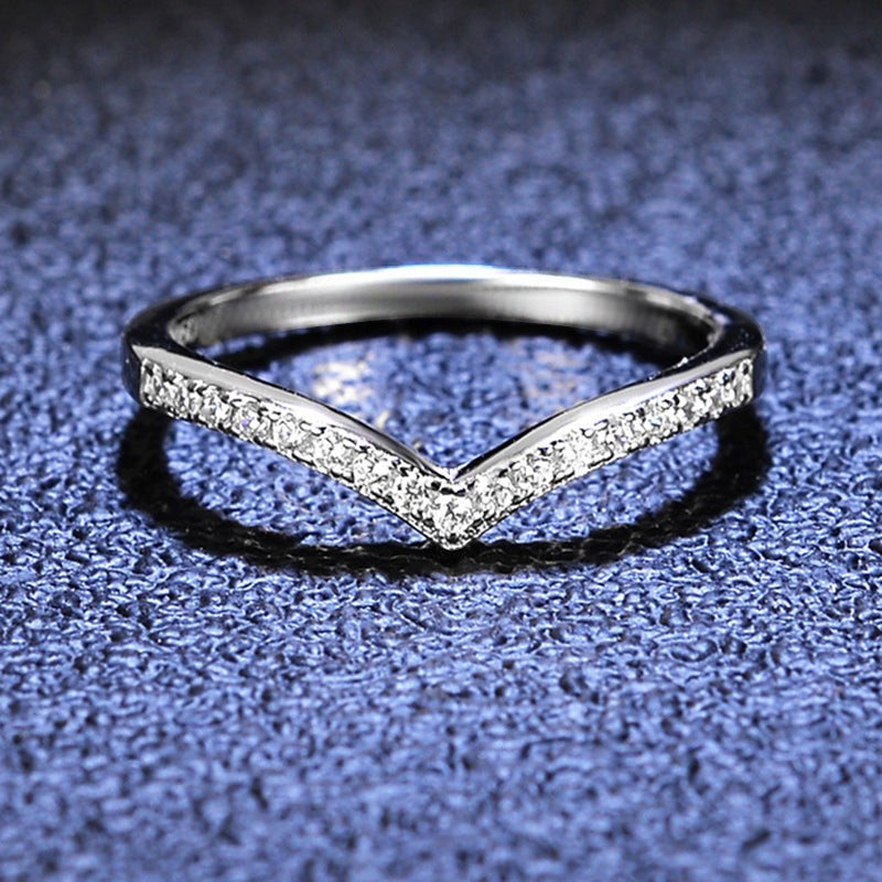 Bague Jewelry by Kitana en argent 925 forme chevron pavée d'oxydes de zirconium étincelants