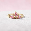 Bague couronne Jewelry by Kitana en acier inoxydable doré avec zircons roses éclatants, design ajustable et élégant.