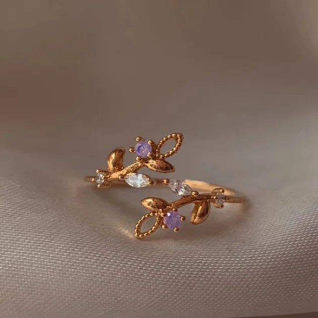 Bague ajustable motif feuillage doré, zircons lilas et transparents