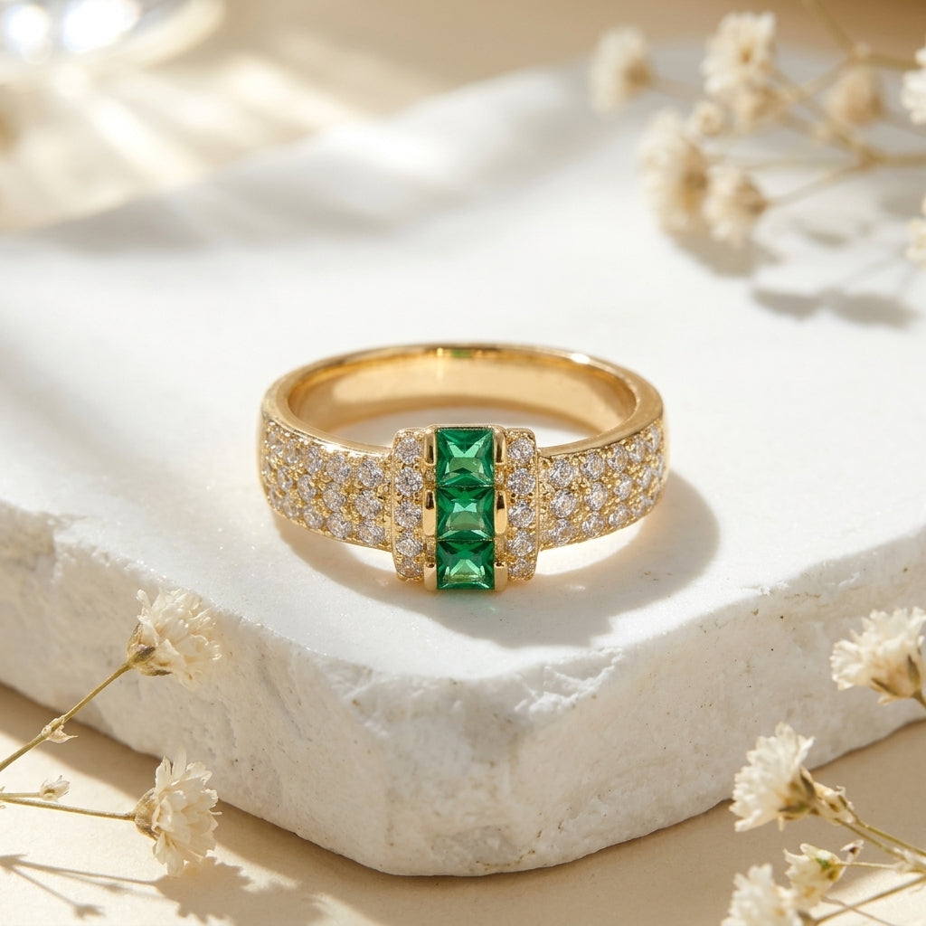 Bague plaquée or sertie de strass et pierre centrale verte rectangulaire