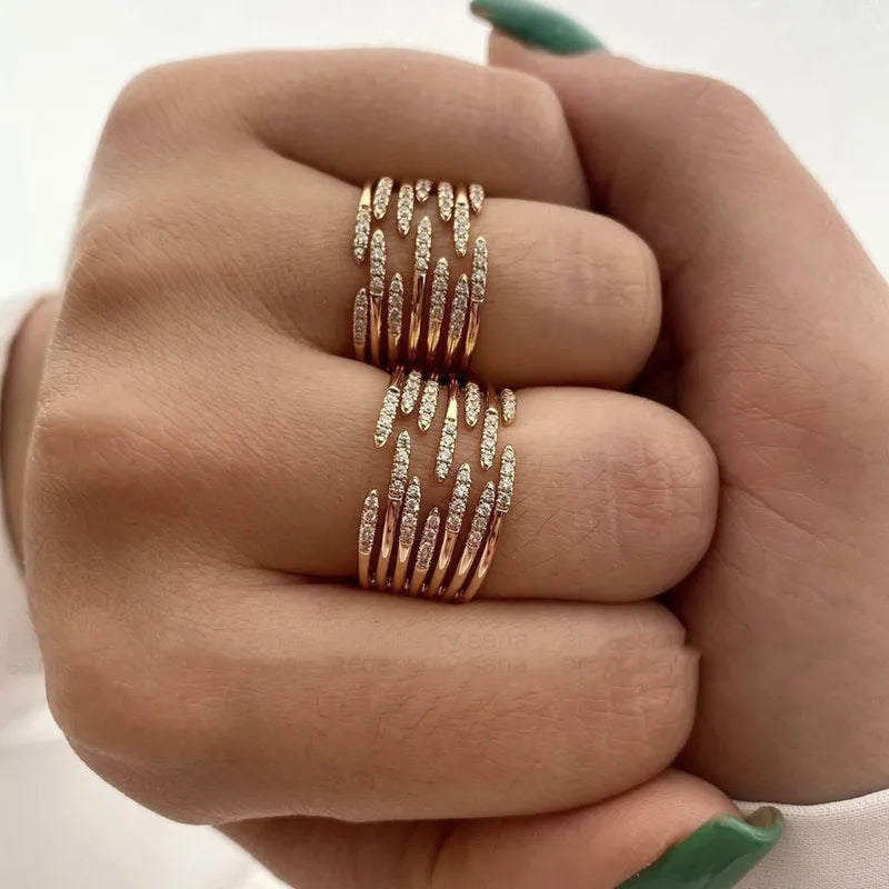 Bague dorée large multi-rang en strass, motif entrelacé, vue sur le doigt.