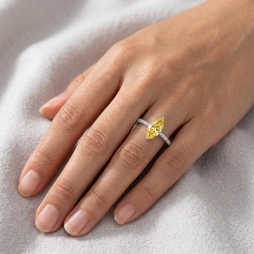 Bague ajustable en argent 925 ornée d’un zircon jaune marquise et de zircons blancs
jewelry by kitana