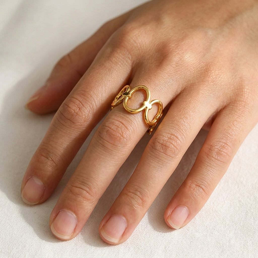 Bague large maillons ovales ajourés ajustable plaquée or 18K portée à la main, design minimaliste et structuré — Jewelry by Kitana