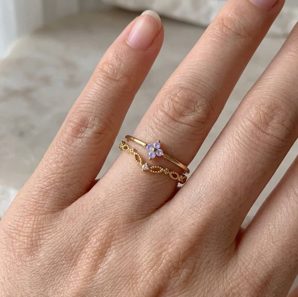 Bague couronne fleur violette double rang filigrane ajustable plaquée or 18K portée à la main, anneau fin perlé et fleurette lilas — Jewelry by Kitana