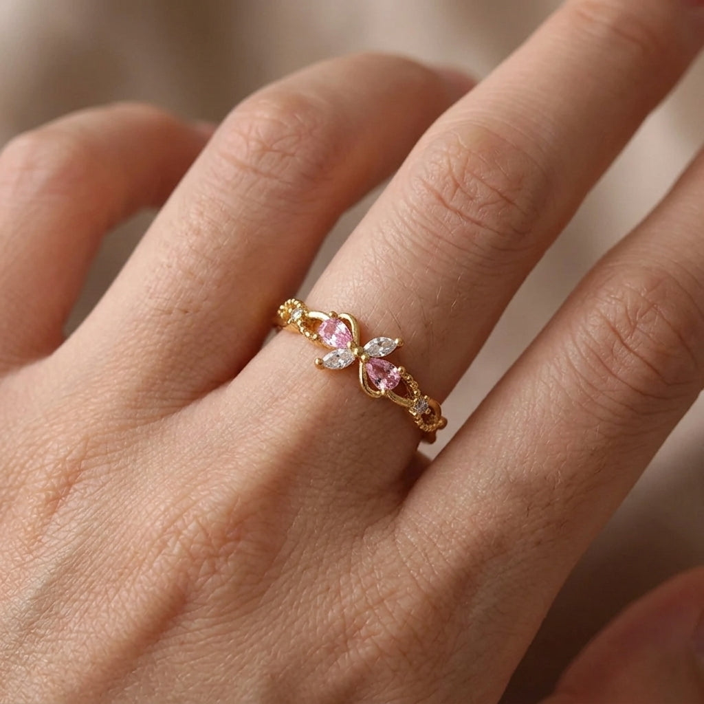 Bague ciselée ajustable plaquée or 18K portée à la main, zircons poire rose bonbon et marquise transparent sur anneau perlé doré — Jewelry by Kitana