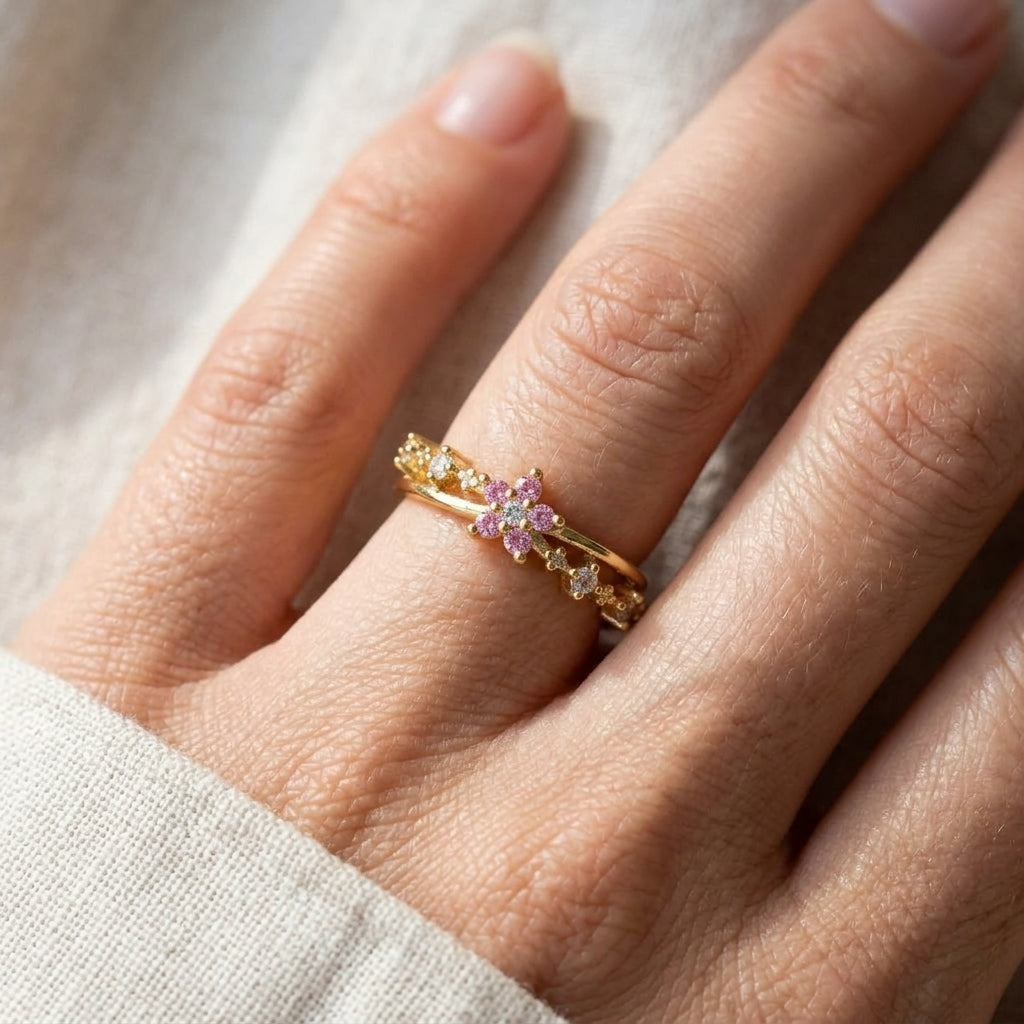 Bague fleur rose double rang ciselé ajustable plaquée or 18K portée à la main, fleurette zircons roses et transparents sur anneaux dorés fins croisés — Jewelry by Kitana