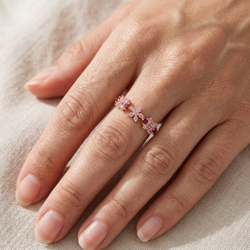 Bague bouquet floral ajustable plaquée or 18K portée à la main, zircons rose et fuchsia en motifs fleurs, acier inoxydable — Jewelry by Kitana