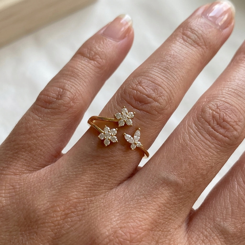 Bague ajustable dorée portée au doigt, motif fleurs et papillon en zircons blancs étincelants, anneau ouvert – Jewelry by Kitana
