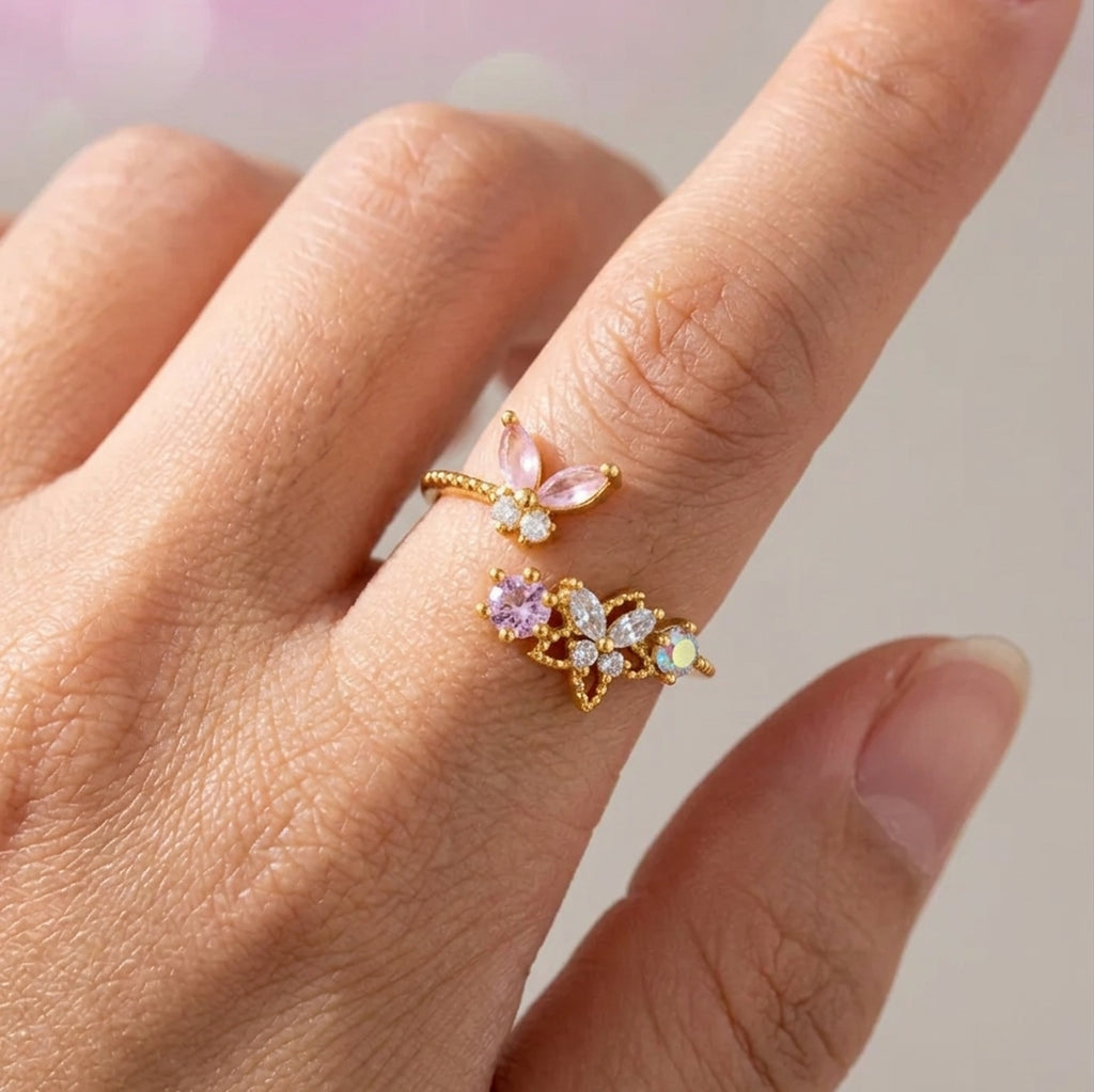 Bague ajustable dorée portée au doigt, papillon rose en zircons marquises avec pierres opales irisées, style féerique – Jewelry by Kitana