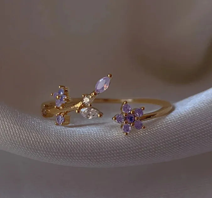 Bague dorée ajustable avec motif floral de zircons violets et pierres scintillantes
