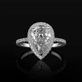 Gros plan sur la pierre zircon blanche taillée en poire de la bague argentée jewelry by kitana

