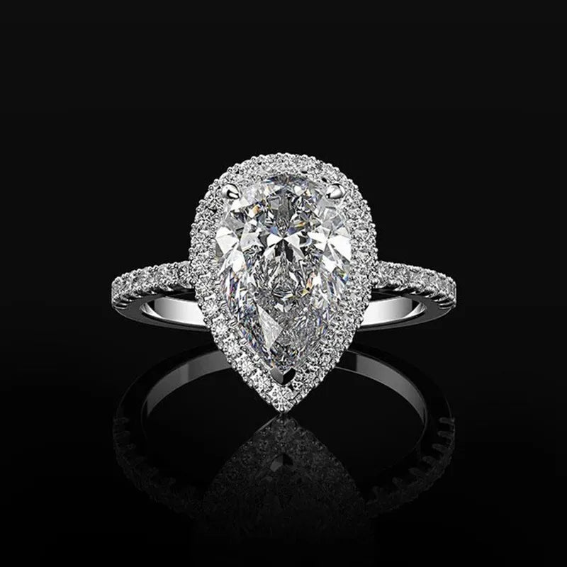 Gros plan sur la pierre zircon blanche taillée en poire de la bague argentée jewelry by kitana

