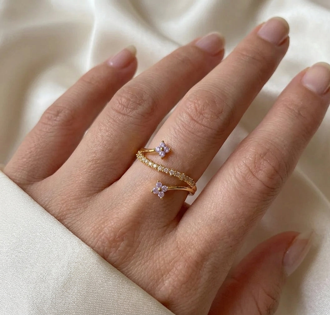 Bague croisée ajustable plaquée or 18K portée à la main, deux fleurs trèfle en zircons blancs et anneau pavé de cristaux — Jewelry by Kitana