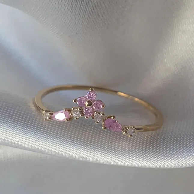 Bague plaquée or ajustable à motif floral, pierres roses et cristaux clairs.
