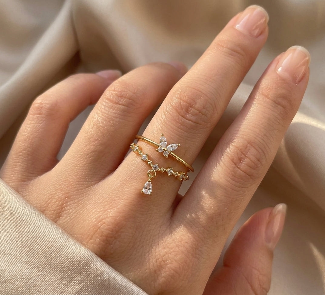 Bague double rang ajustable plaquée or 18K portée à la main, papillon en zircons blancs marquise et pampille goutte pendante, acier inoxydable — Jewelry by Kitana
