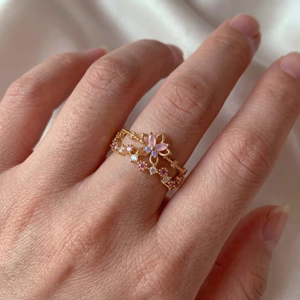 Bague fleur de cerisier double rang ajustable plaquée or 18K portée à la main, fleur rose-violet et zircons multicolores sur anneaux ajourés dorés — Jewelry by Kitana