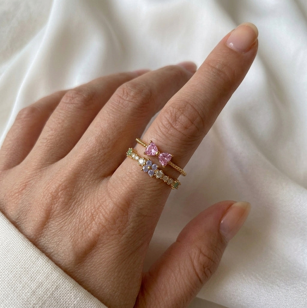 Bague Jewelry by Kitana ajustable double rang en acier doré avec fleurs lilas et cœurs roses en zirconiums