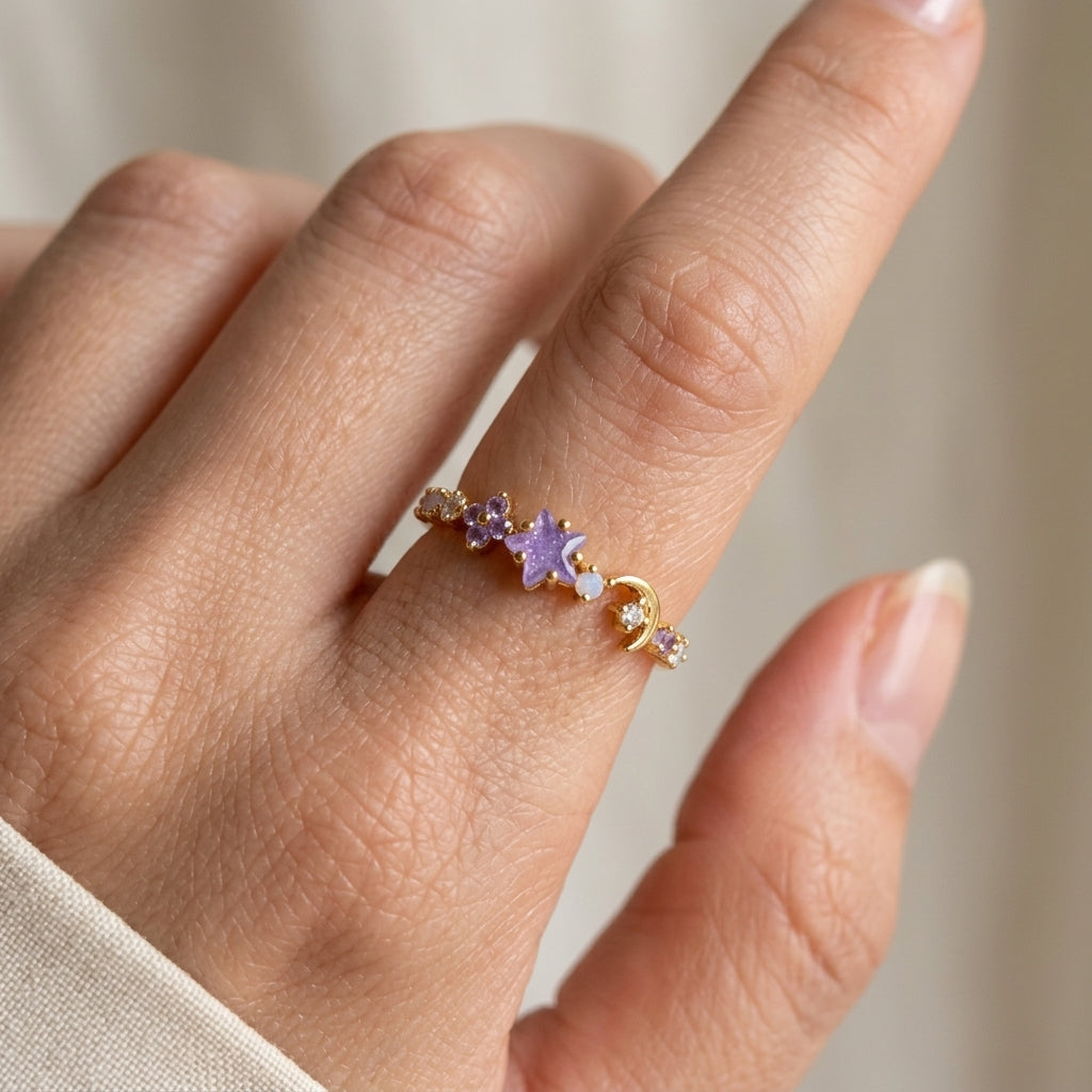 Bague ajustable dorée portée à la main, étoiles violettes et croissant de lune avec zircons scintillants, style nuit étoilée – Jewelry by Kitana
