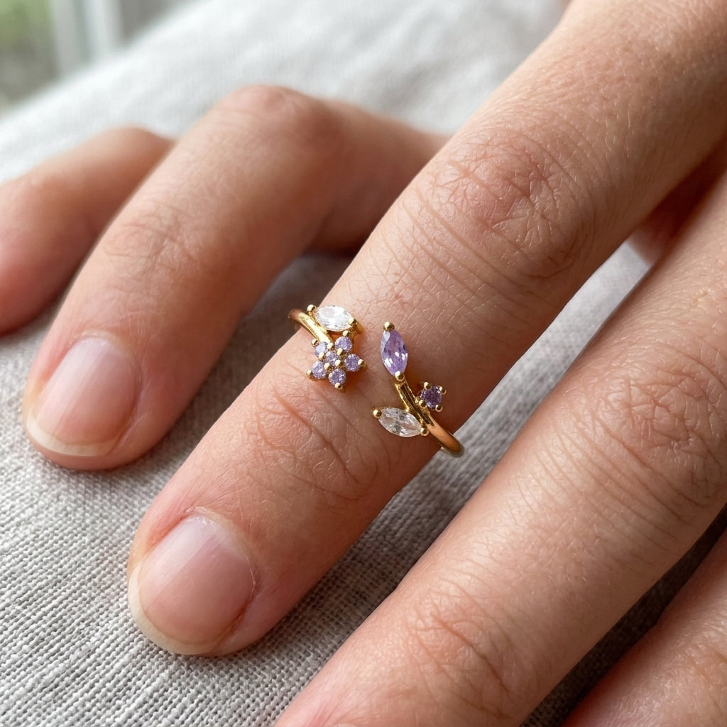 Bague ajustable dorée portée au doigt, zircons violets et cristaux marquises, motif fleur et feuillage – Jewelry by Kitana