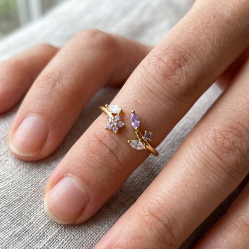 Bague ajustable dorée portée au doigt, zircons violets et cristaux marquises, motif fleur et feuillage – Jewelry by Kitana