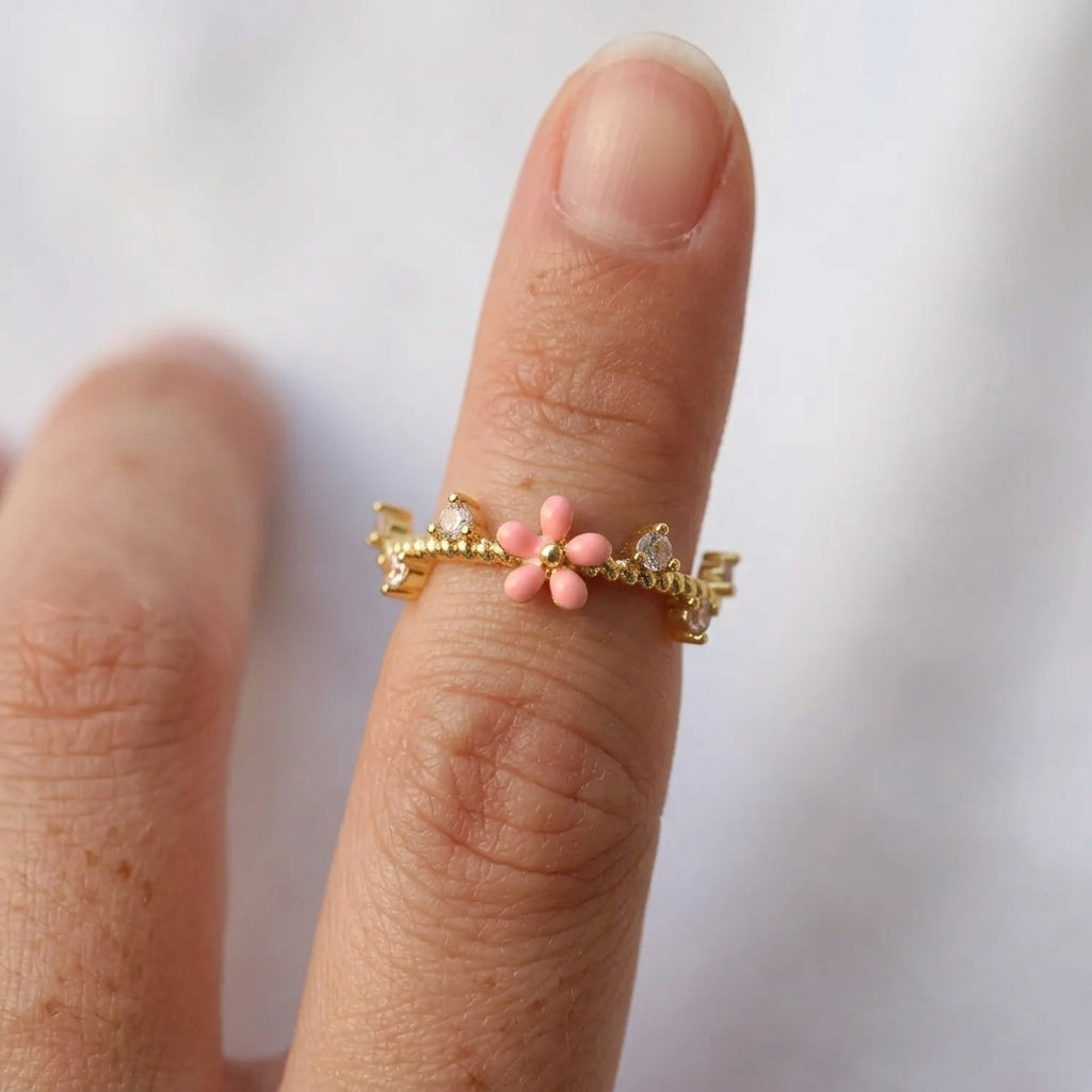 Bague ajustable dorée portée au pouce, fleur corail émaillée et cristaux scintillants, anneau perlé – Jewelry by Kitana
