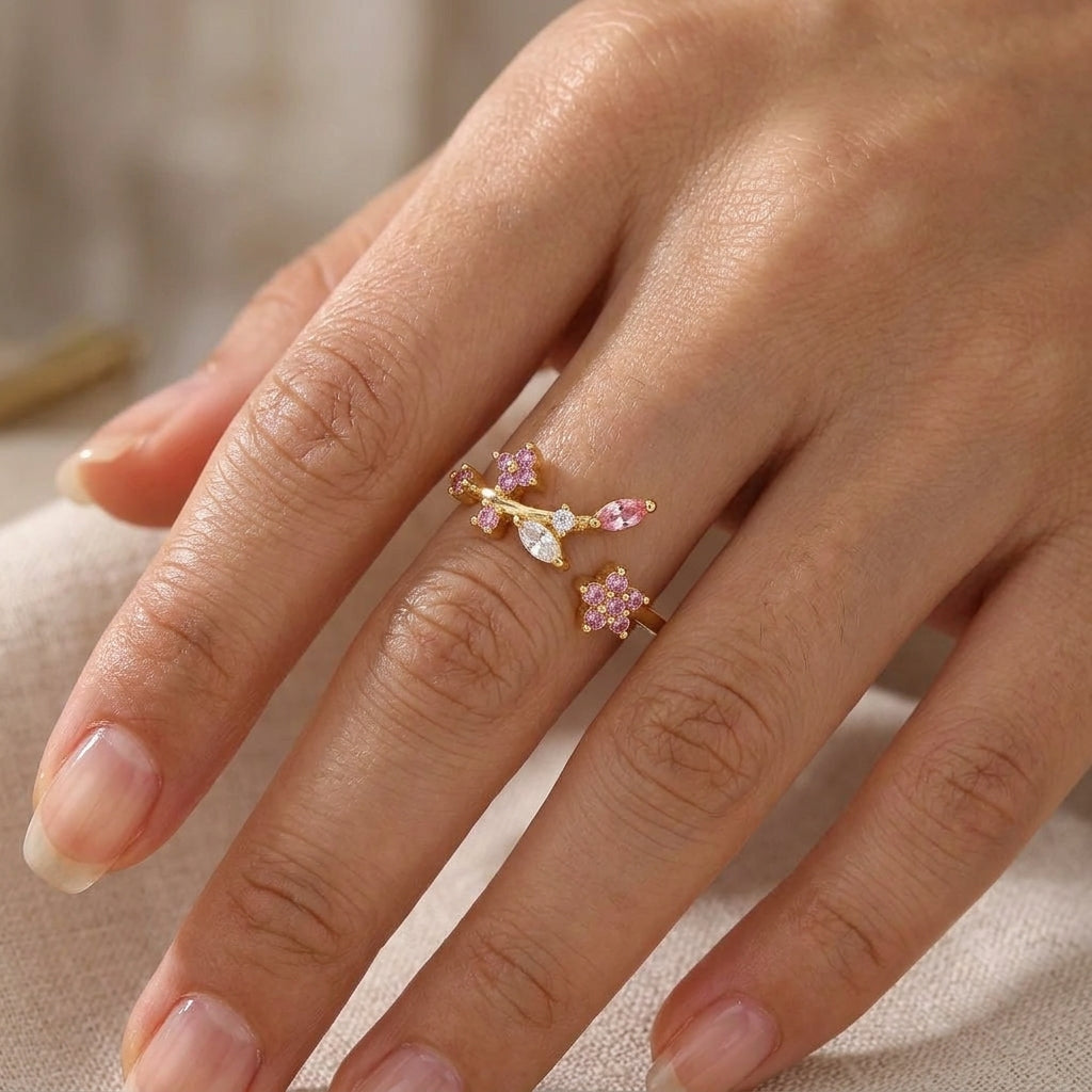 Bague jardin fleuri ajustable plaquée or 18K portée à la main, fleurs en zircons roses, cristaux marquise transparents et roses sur tige dorée — Jewelry by Kitana