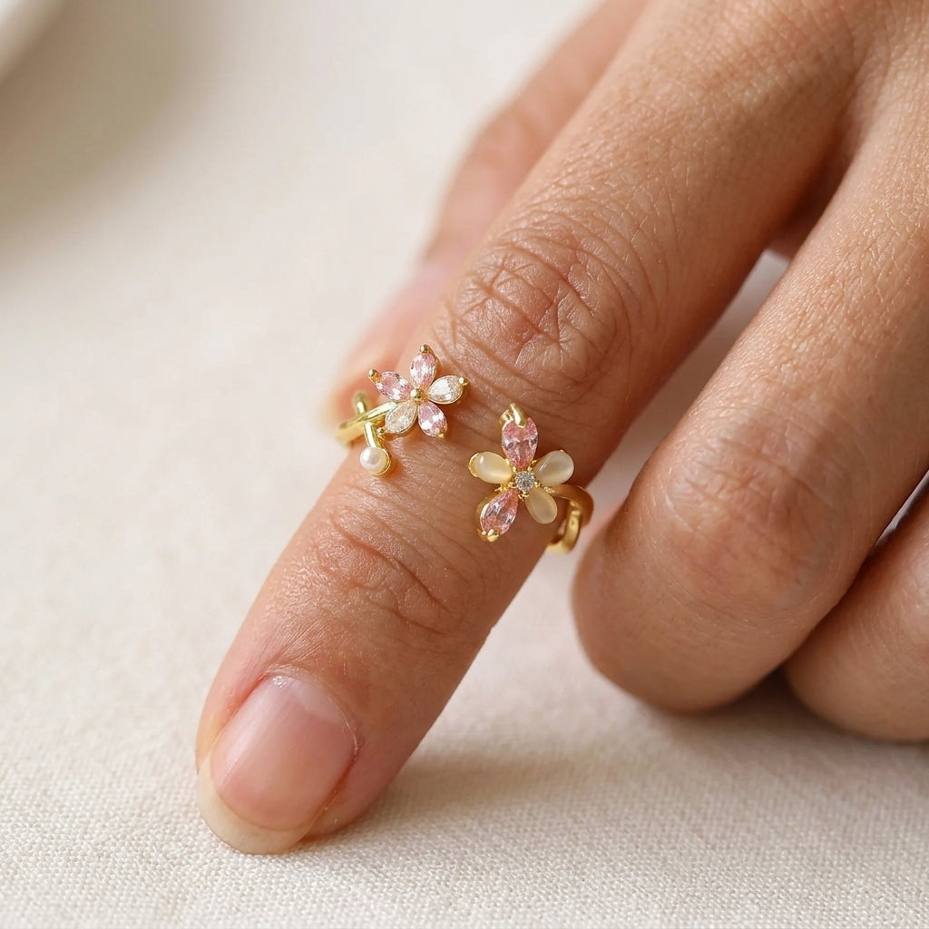 Bague ajustable dorée portée sur la main, fleurs roses en zircons marquises et perle blanche, style romantique – Jewelry by Kitana