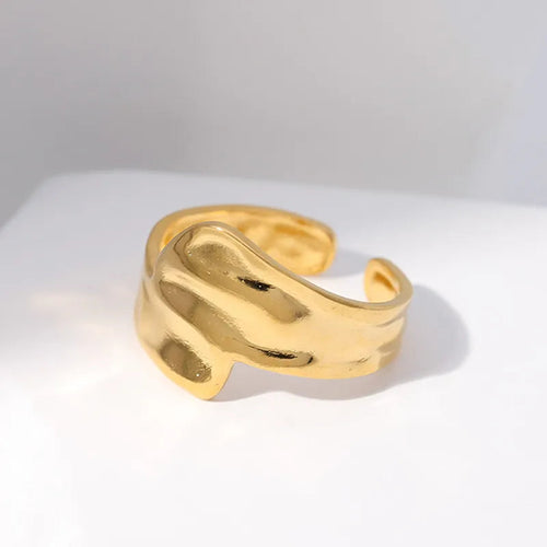 Bague large dorée ajustable, anneau martelé ondulé au motif organique