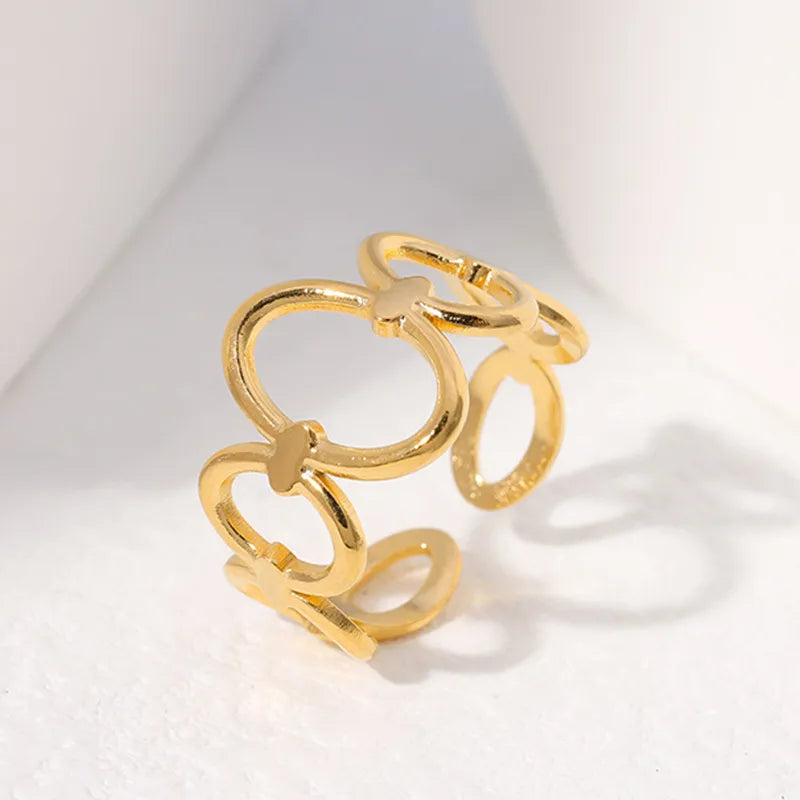 Bague dorée à maillons ovales, design ajouré, fermoir ajustable.