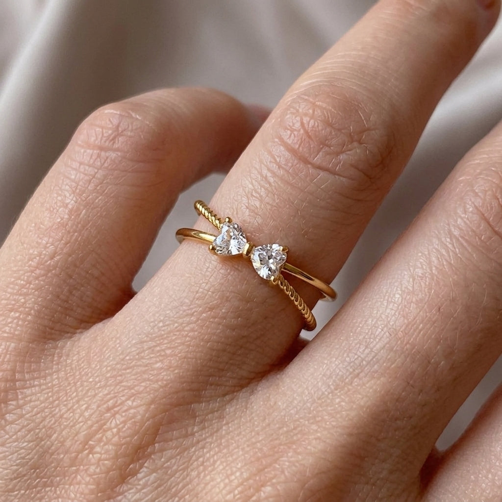 Bague ajustable dorée portée au doigt, double anneau torsadé avec nœud précieux en zirconiums blancs scintillants, style romantique – Jewelry by Kitana