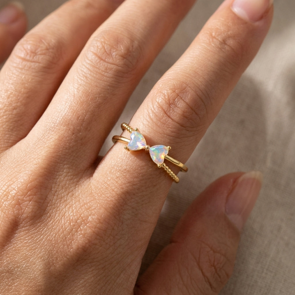 Bague ajustable dorée portée à la main, double anneau perlé avec nœud papillon en pierres caméléon irisées, style romantique – Jewelry by Kitana