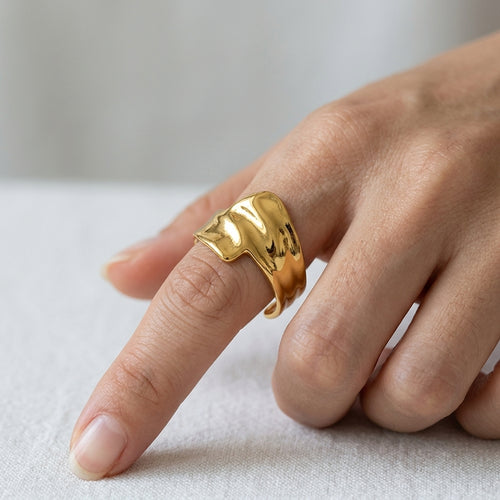 Bague large dorée portée à la main, anneau martelé ondulé effet organique et brillant, design minimaliste luxe – Jewelry by Kitana