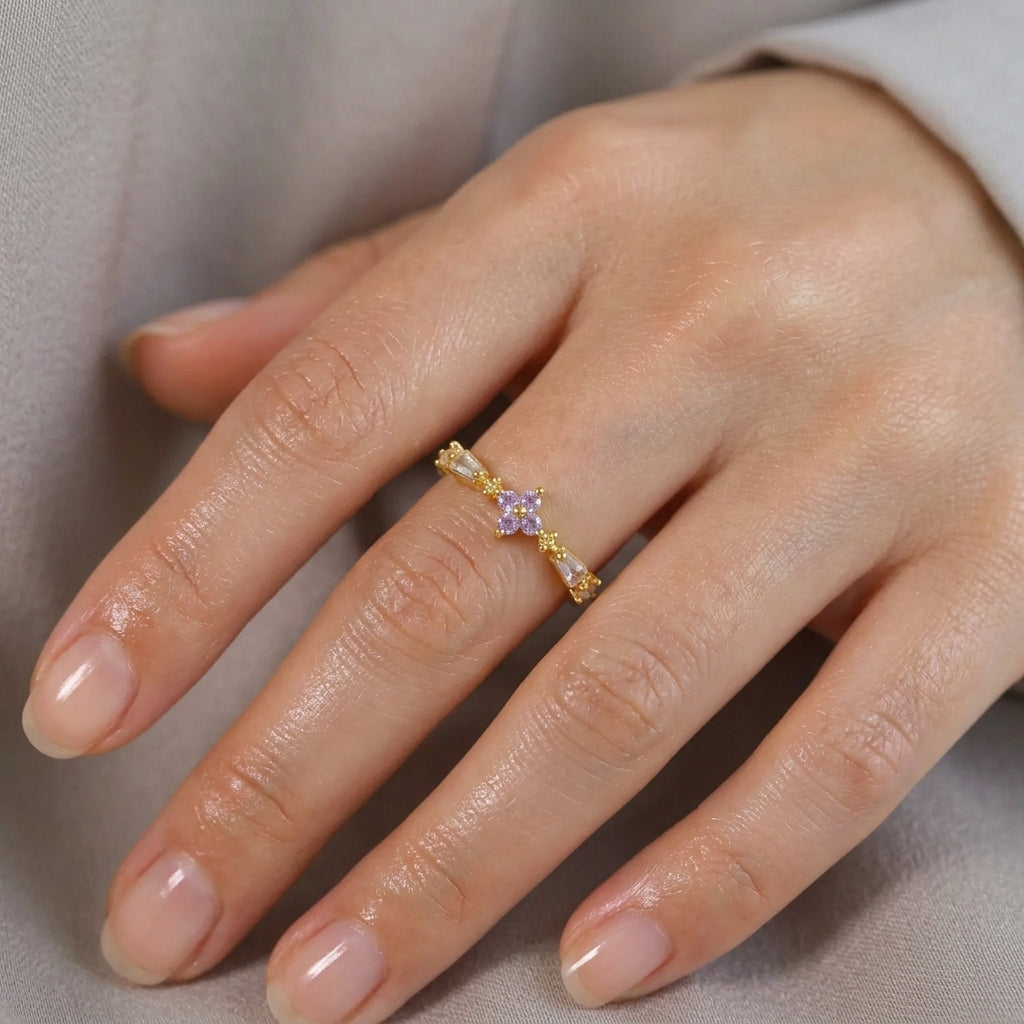 Bague ajustable plaquée or portée à la main, fleur lilas zircons violets et anneau perlé zircons baguette transparents — Jewelry by Kitana
