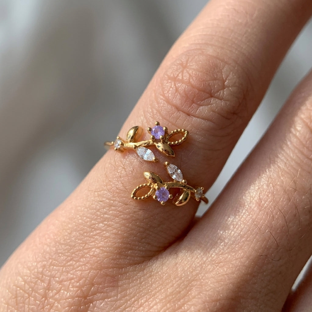 Bague ajustable dorée portée au doigt, feuillage bucolique avec zircon lilas et cristaux marquises transparents, anneau ouvert – Jewelry by Kitana