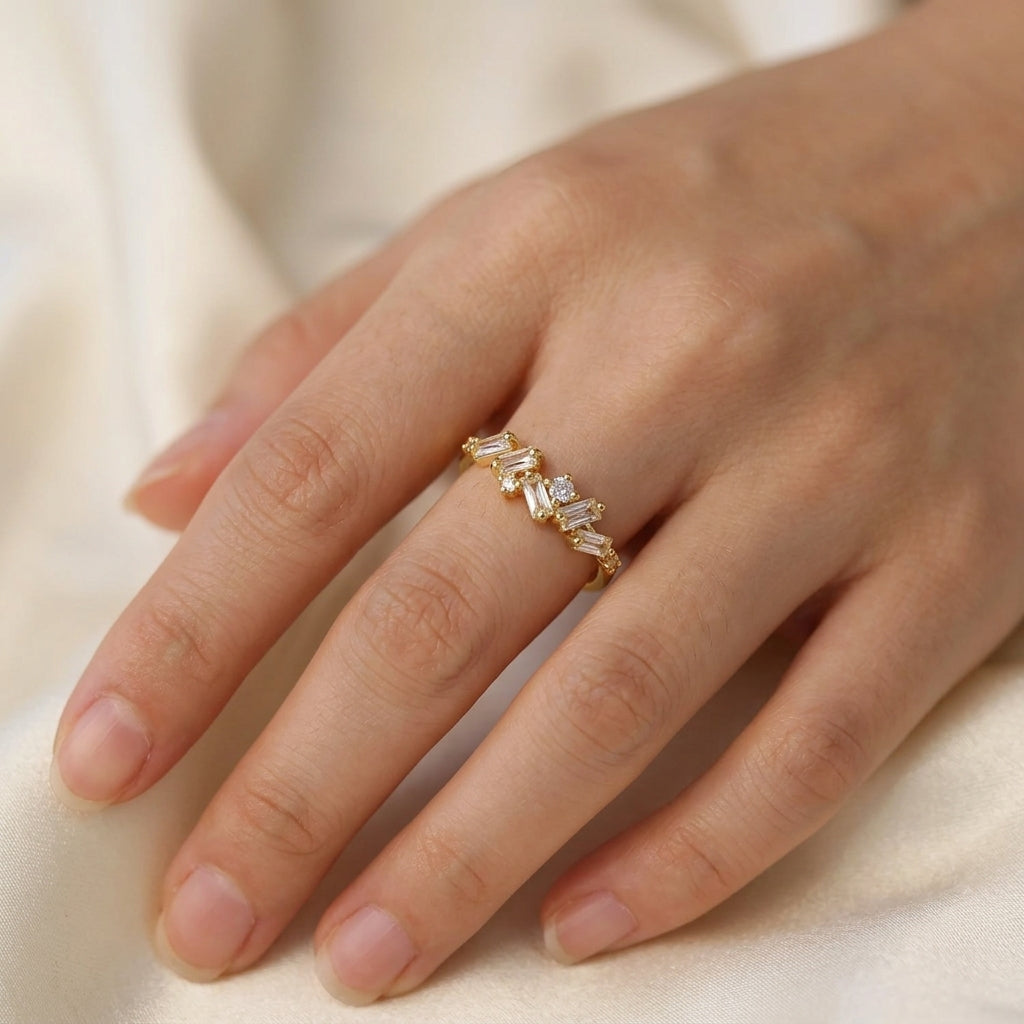 Bague asymétrique ajustable plaquée or 18K portée à la main, zircons taille baguette et pierre ronde transparents — Jewelry by Kitana