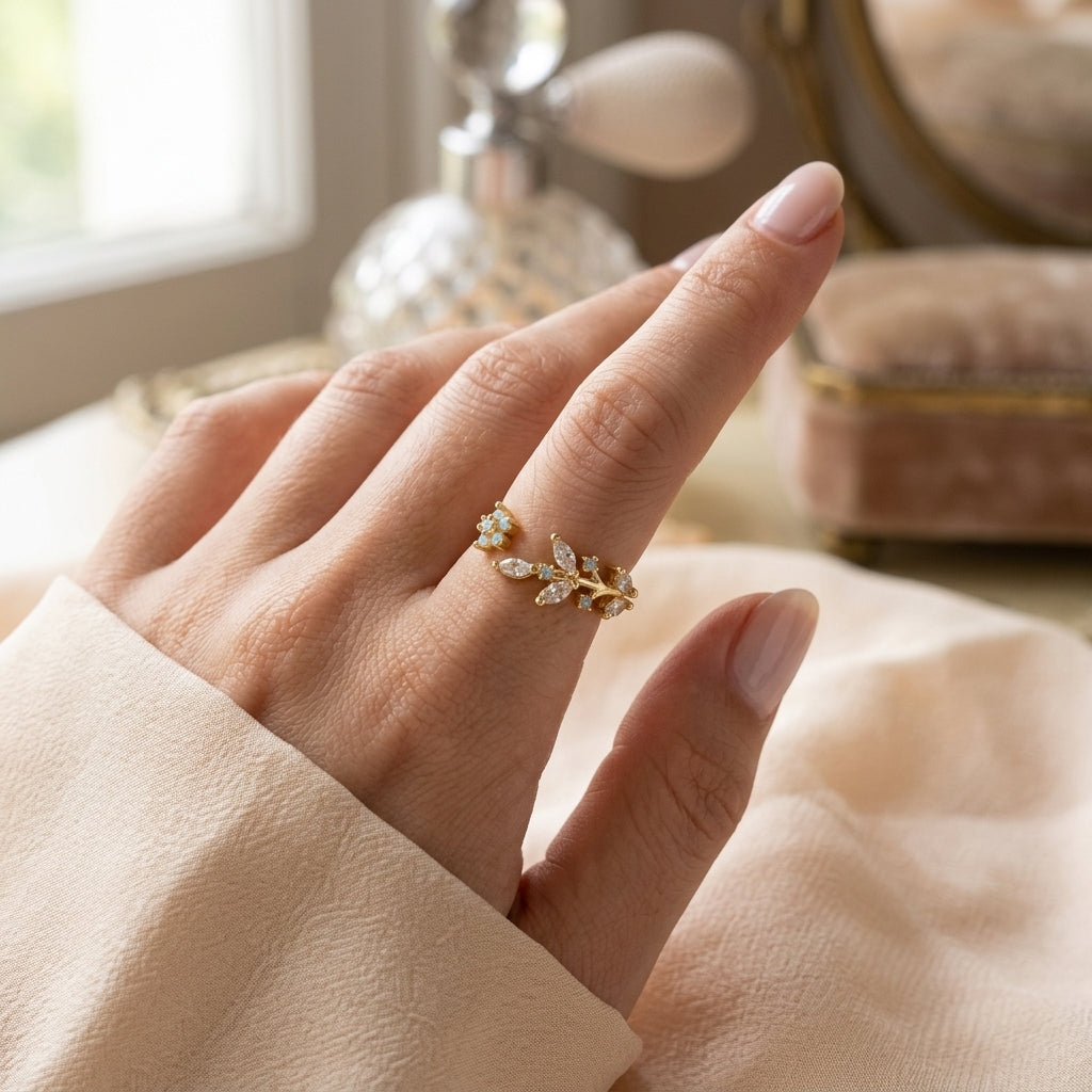 Bague branche fleurie effet opale ajustable plaquée or 18K portée à la main, feuillage zircons marquise transparents et fleurette opalescente — Jewelry by Kitana